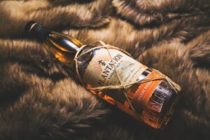 Bouteille de rhum ambré cacahuete